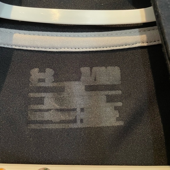Men’s Under Armour long sleeved shirt - Picture 3 of 6